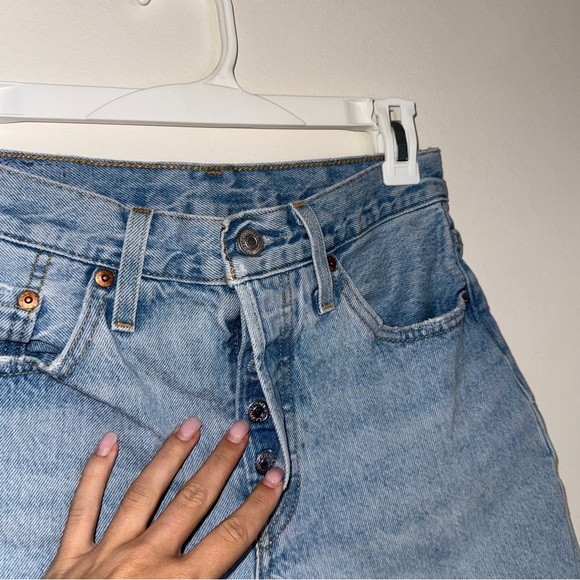 Levi’s 501 Mid Thigh Short Light Wash 25 - Picture 5 of 8